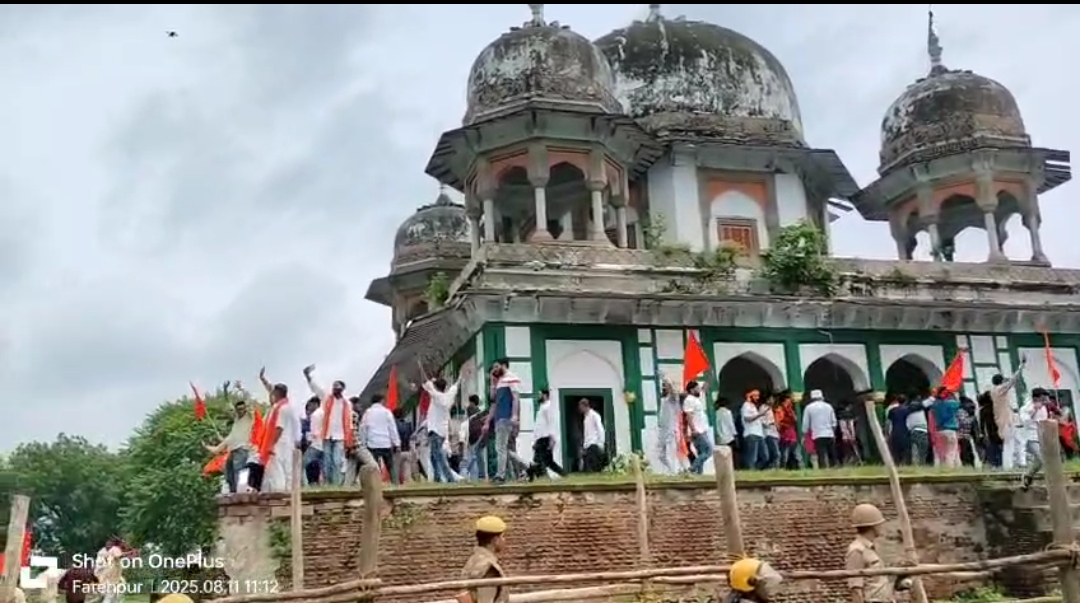 उप्र. के फतेहपुर में विवादित स्थल पर हिंदू संगठनों ने लगाया ध्वज, प्रशासन ने वार्ता कर बहाल की शान्ति व्यवस्था