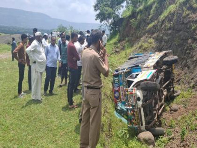 महाराष्ट्र के पुणे में पिकअप वाहन खाई में गिरा, 9 महिलाओं की मौत, 25 घायल