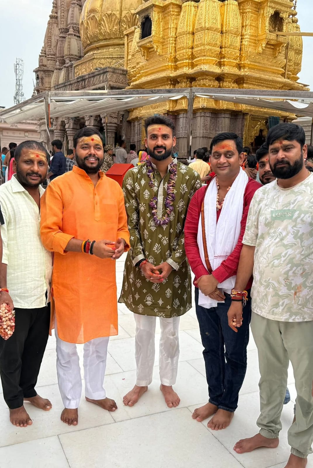 भारतीय तेज गेंदबाज आकाशदीप ने कालभैरव व बाबा विश्वनाथ के दरबार में हाजिरी लगाई