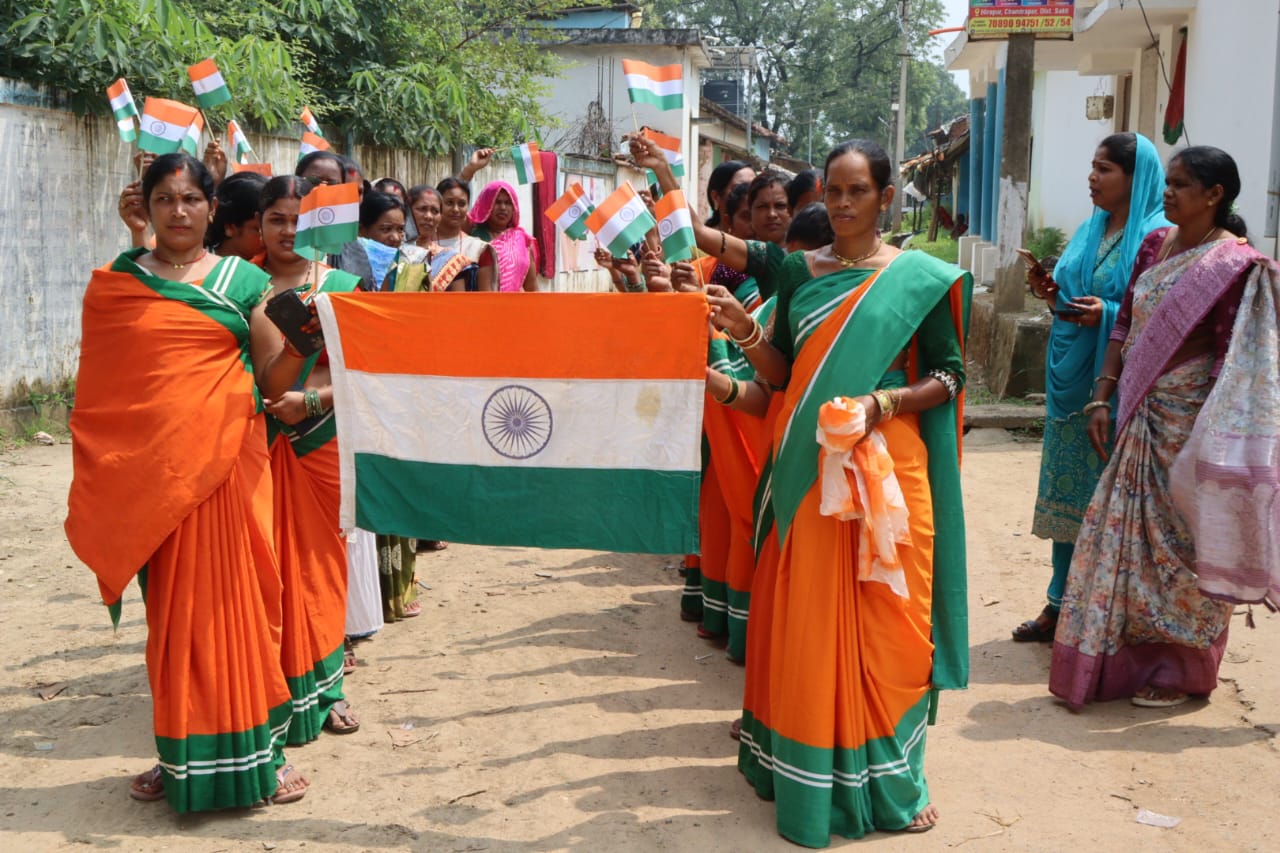  हर घर तिरंगा अभियान में गूंजा देशभक्ति का संदेश - बिहान दीदियों ने निकाली तिरंगा रैली