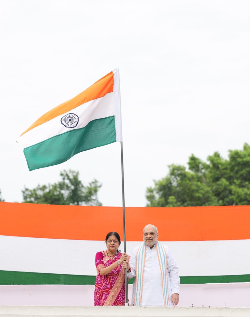  हर घर तिरंगाः अमित शाह ने अपने आवास पर फहराया तिरंगा