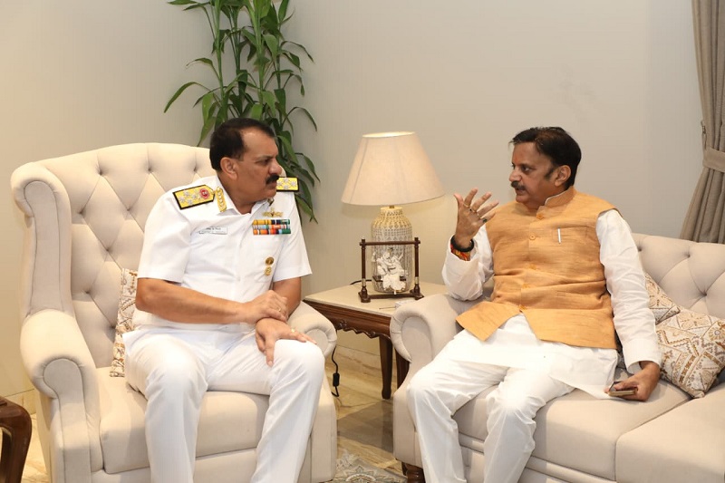  मप्र के उप मुख्यमंत्री राजेन्द्र शुक्ल से मिले नौसेना प्रमुख एडमिरल दिनेश त्रिपाठी, विभिन्न विषयों पर हुई चर्चा