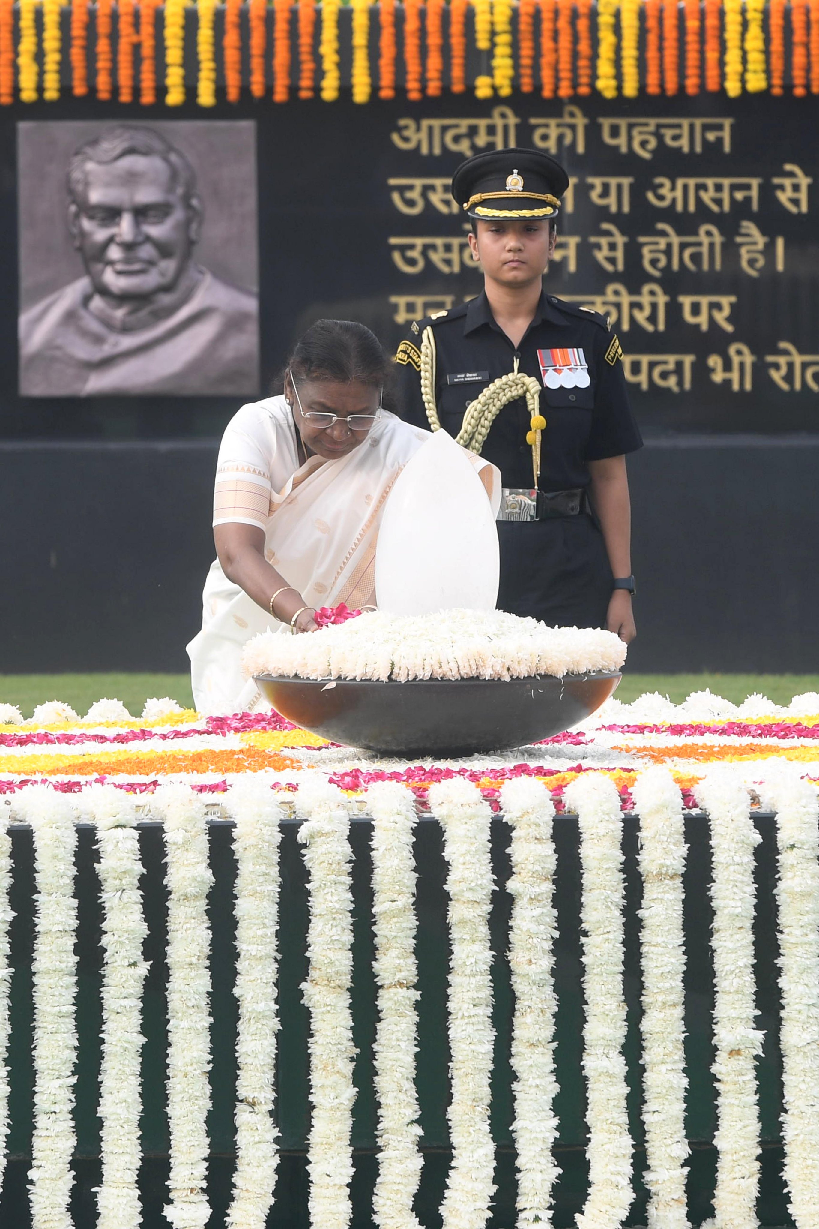 राष्ट्रपति, प्रधानमंत्री सहित अनेक वरिष्ठ नेताओं ने &lsquo;सदैव अटल&rsquo; पर पूर्व प्रधानमंत्री अटल बिहारी वाजपेयी को श्रद्धांजलि अर्पित की