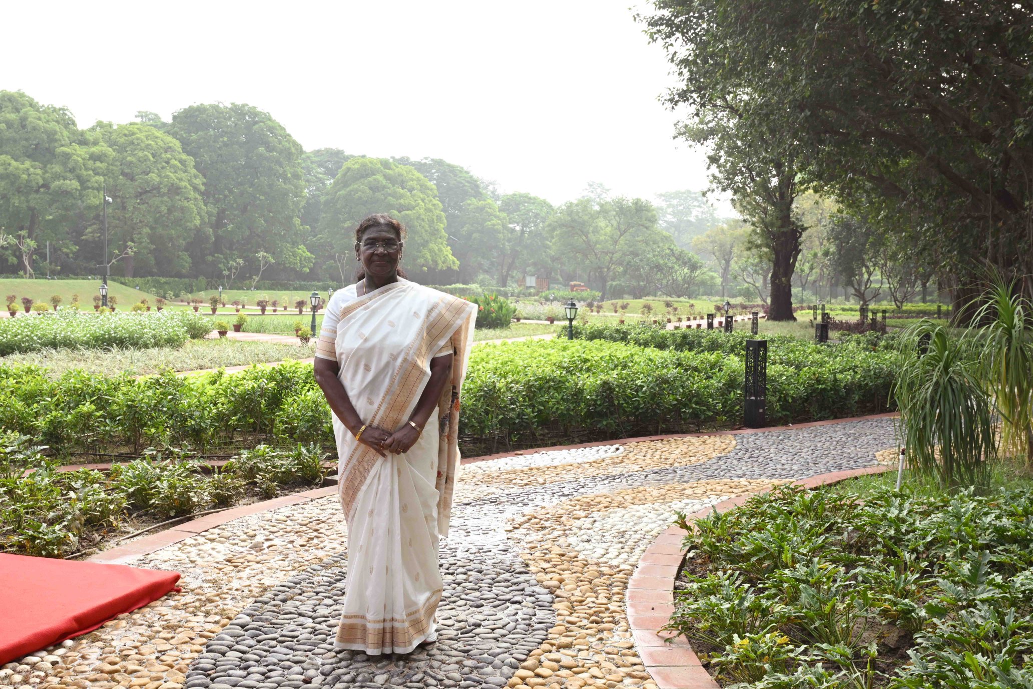 राष्ट्रपति ने अमृत उद्यान में प्लूमेरिया गार्डन, बैनियन ग्रोव और बैबलिंग ब्रुक का किया उद्घाटन