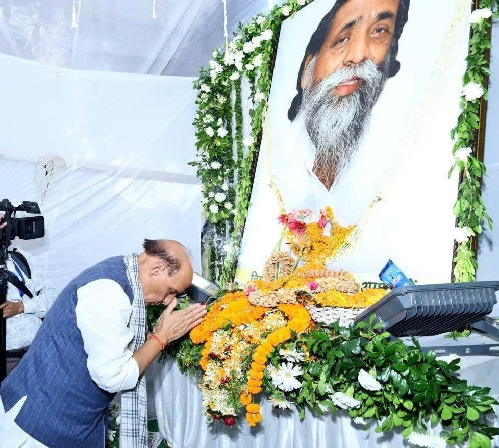 रक्षा मंत्री राजनाथ सिंह पहुंचे नेमरा, दिशोम गुरु शिबू सोरेन को दी श्रद्धांजलि