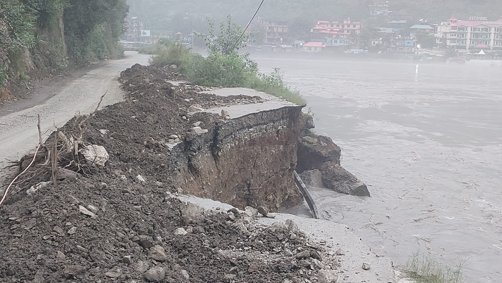  हिमाचल के मंडी और कुल्लू में फ्लैश फ्लड से भारी नुकसान, शिमला-मंडी सड़क धंसी