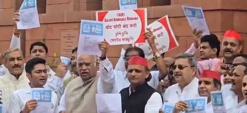 एसआईआर के खिलाफ संसद भवन परिसर में विपक्ष का प्रदर्शन