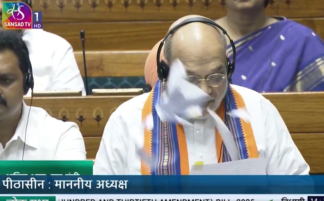 संविधान संशोधन विधेयक पेश करने के दौरान लोकसभा में हंगामा, पेपर उछाले गए