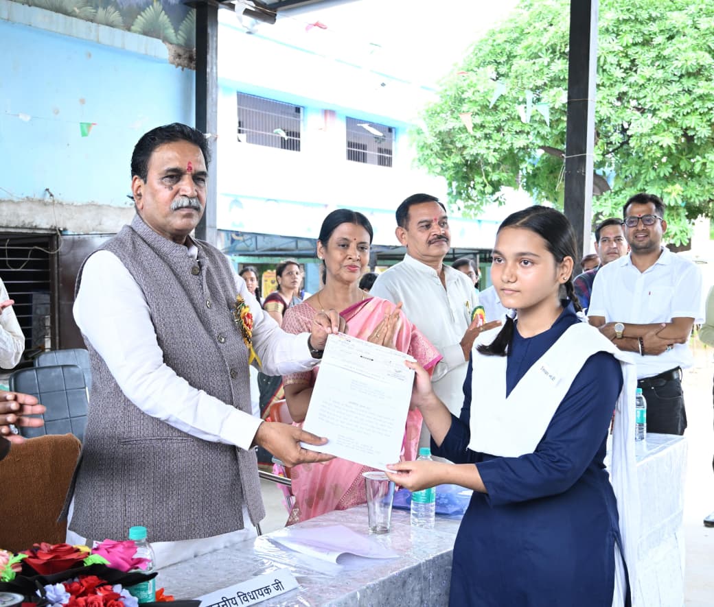 विधायक राजेश मूणत ने किया साइकिल वितरण और मेधावी छात्रों का सम्मान
