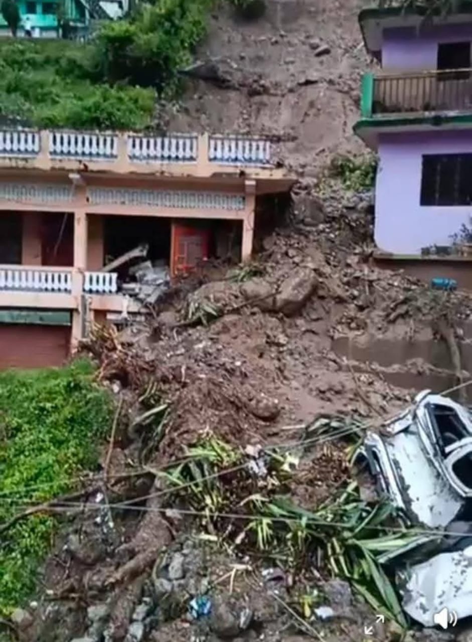 थराली आपदा: स्कूलों में छुट्टी, मौके पर स्वास्थ्य विभाग की टीम