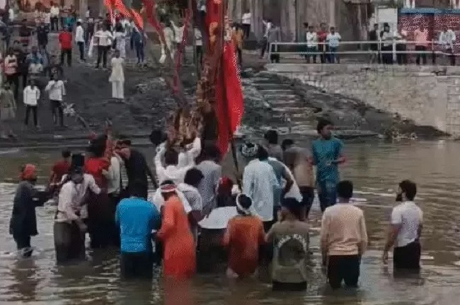 मप्र के पांढुर्ना में परंपरागत गोटमार मेला शुरू, दो गांवों के लोग एक-दूसरे पर बरसा रहे पत्थर