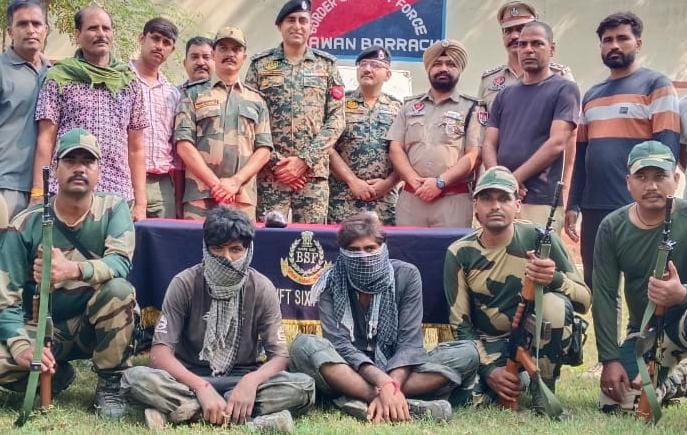 बीएसएफ ने भारत-पाक सीमा पर दो तस्करों को दबोचा