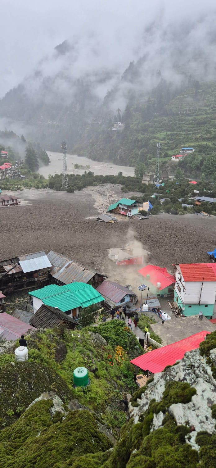 हर्षिल तेलगाड़ में बाढ़ आने से खाली करवाया सेना का कैंप, सड़क बहाली का कार्य जारी