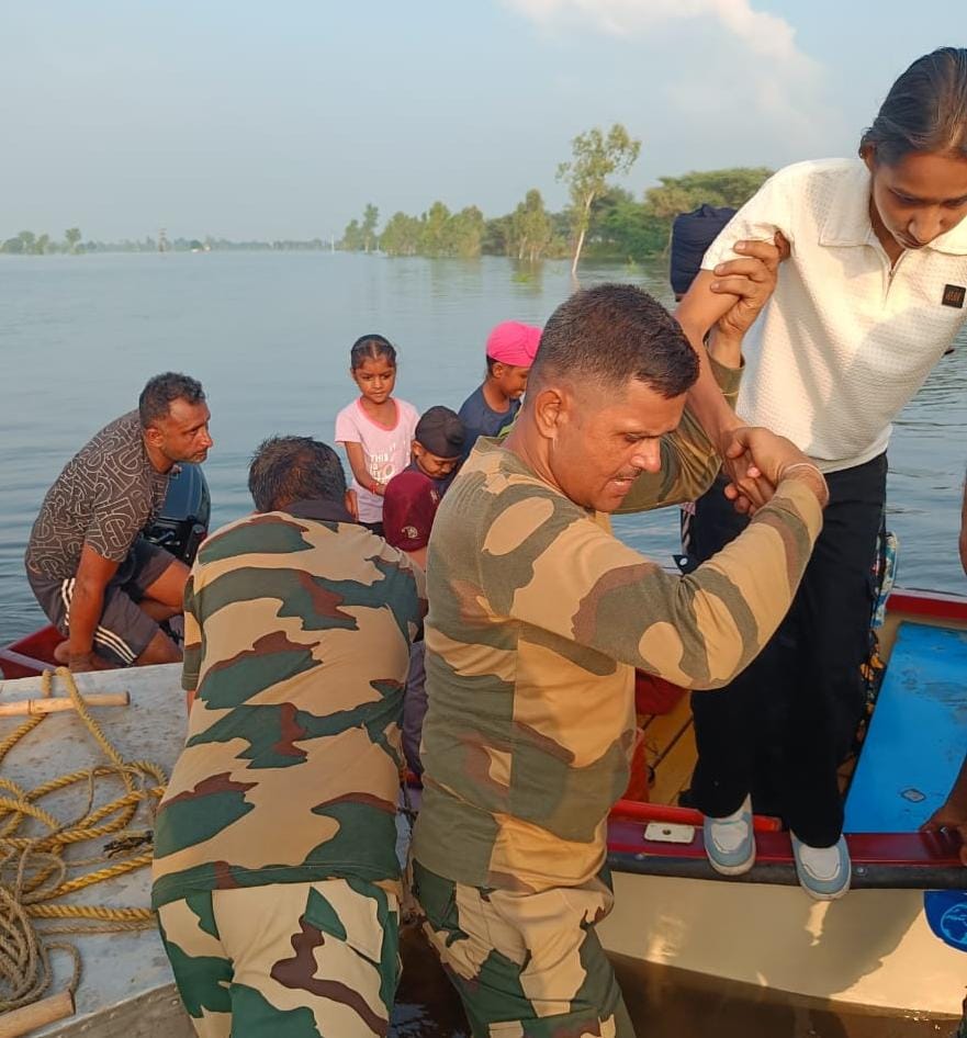 पंजाब के बाढ़ प्रभावित इलाकों में बीएसएफ जवानों ने ऑपरेशन चलाकर सैकड़ों लोगों को बचाया