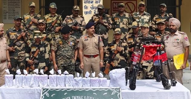 बीएसएफ ने भारत-पाकिस्तान सीमा पर पकड़ी हेरोइन की खेप, हेक्साकॉप्टर जब्त