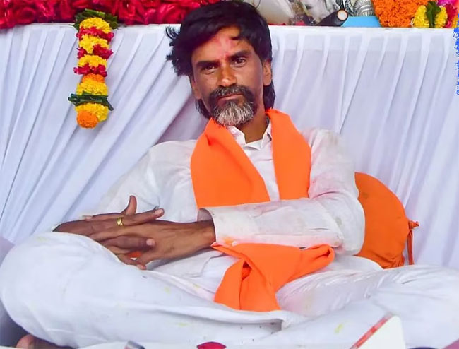 मराठा आरक्षण : मुंबई में मनोज जारांगे की भूख हड़ताल जारी, पानी न पीने पर अड़े
