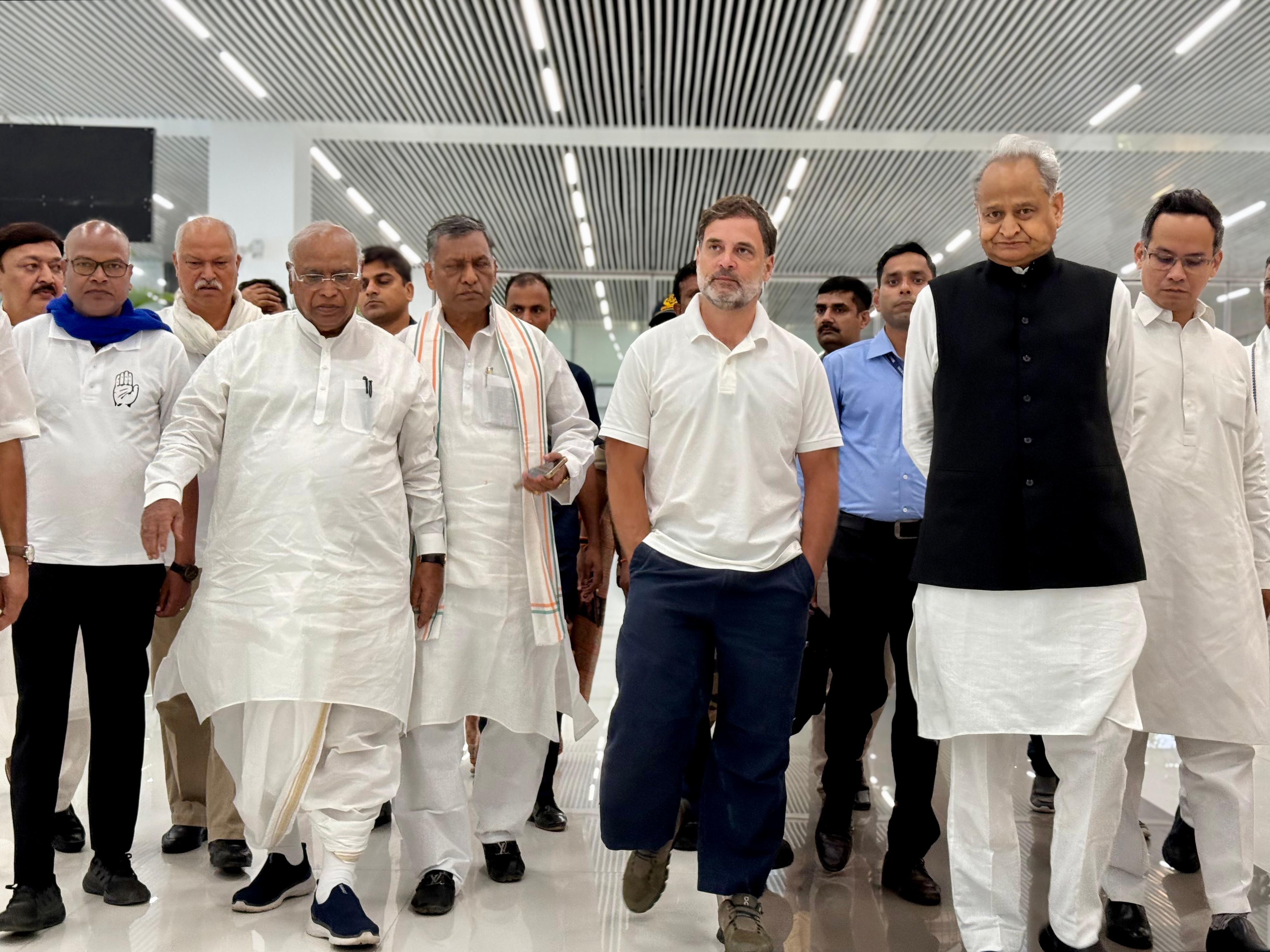 पटना में महात्मा गांधी की प्रतिमा पर माल्यार्पण के साथ राहुल गांधी की &lsquo;वोटर अधिकार यात्रा&rsquo; शुरु