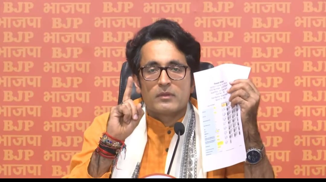 भाजपा ने पवन खेड़ा पर दो मतदाता पहचान पत्र रखने का लगाया आरोप