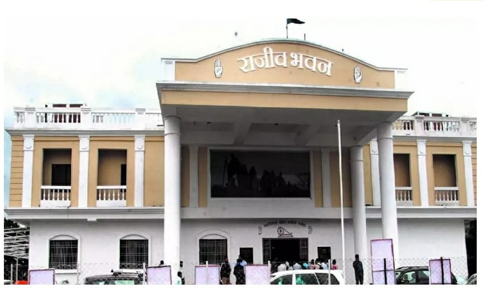 ईडी की टीम ने छत्तीसगढ़ प्रदेश कांग्रेस कार्यालय राजीव भवन में पार्टी के प्रदेश महामंत्री को थमाया समन