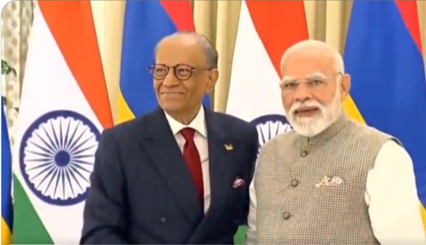 प्रधानमंत्री मोदी ने वाराणसी में मॉरीशस के प्रधानमंत्री रामगुलाम का किया स्वागत, द्विपक्षीय वार्ता में विकास साझेदारी पर होगा ज़ोर