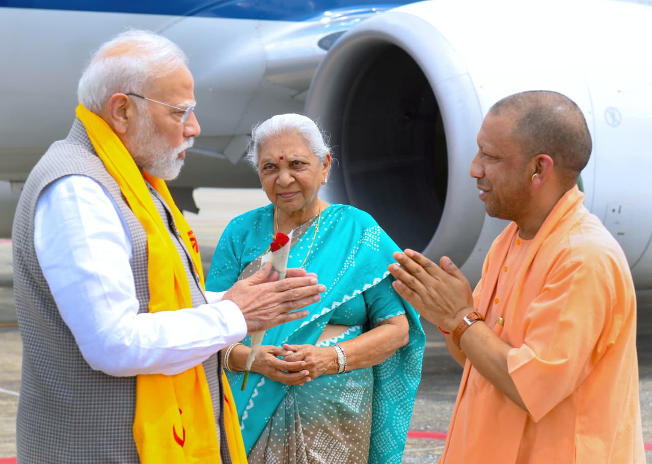 काशीवासियों ने अपने सांसद नरेन्द्र मोदी का किया गर्मजोशी से स्वागत , काफिले पर की गुलाब पंखुड़ियों की वर्षा