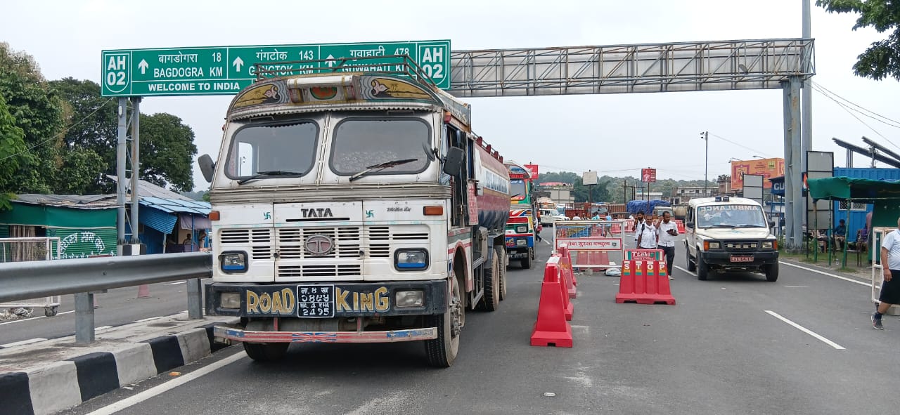 बंगाल के मेची ब्रिज के रास्ते 15 पेट्रोल वाहन नेपाल रवाना
