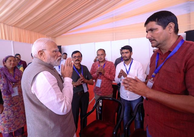 प्रधानमंत्री ने उत्तराखंड के लिए 1200 करोड़ रुपये का पैकेज का ऐलान, पीड़िताें से मिले माेदी