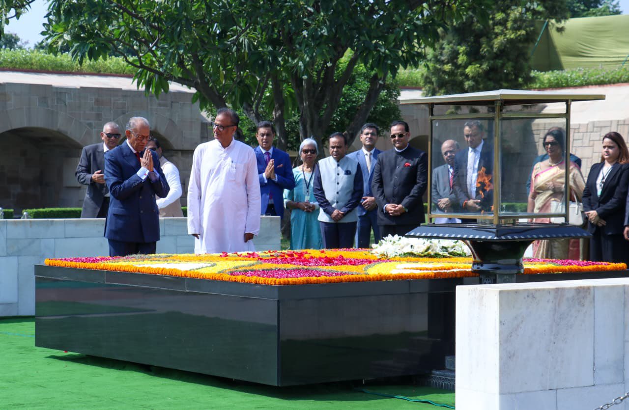 मॉरीशस के प्रधानमंत्री डॉ. रामगुलाम ने नई दिल्ली में महात्मा गांधी और अटल बिहारी वाजपेयी को श्रद्धांजलि अर्पित की