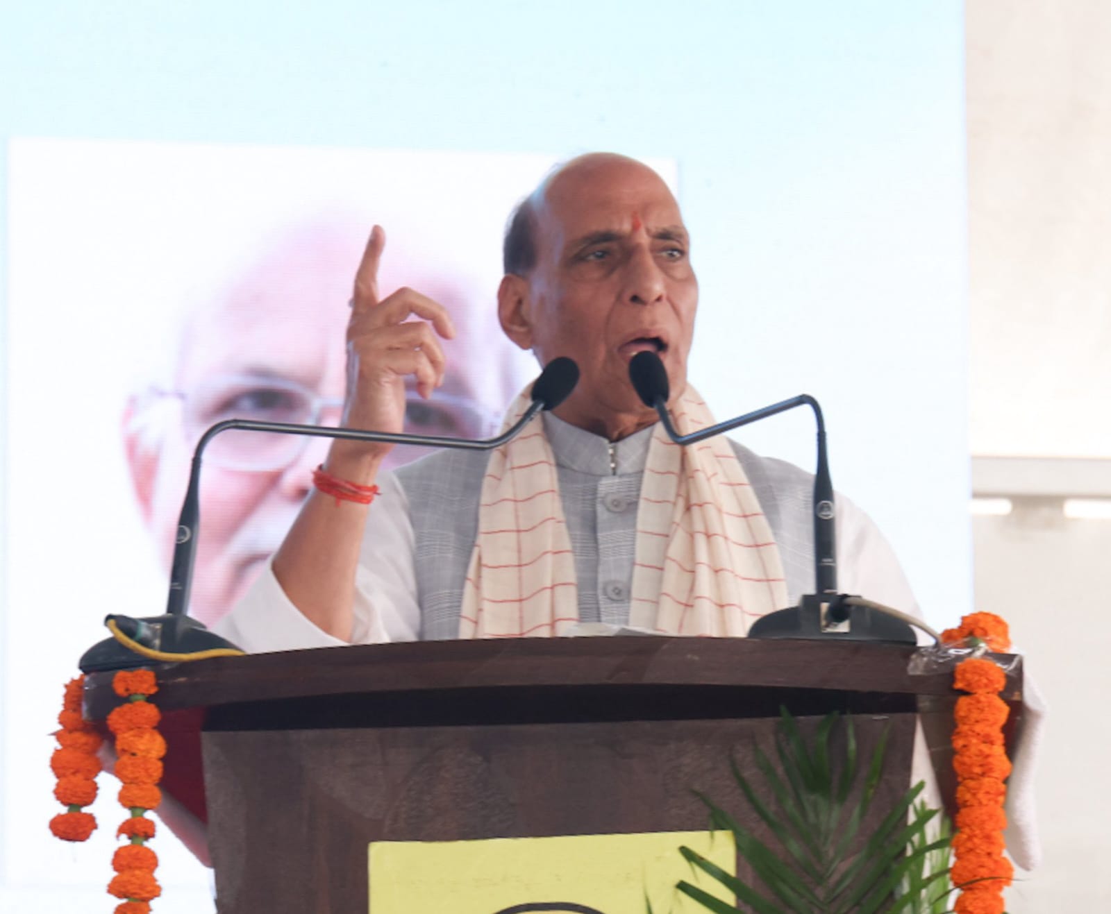 &lsquo;हैदराबाद मुक्ति दिवस&rsquo; समारोह में राजनाथ सिंह ने राष्ट्रीय ध्वज फहराया, राज्य सरकार का लोक प्रशासन दिवस