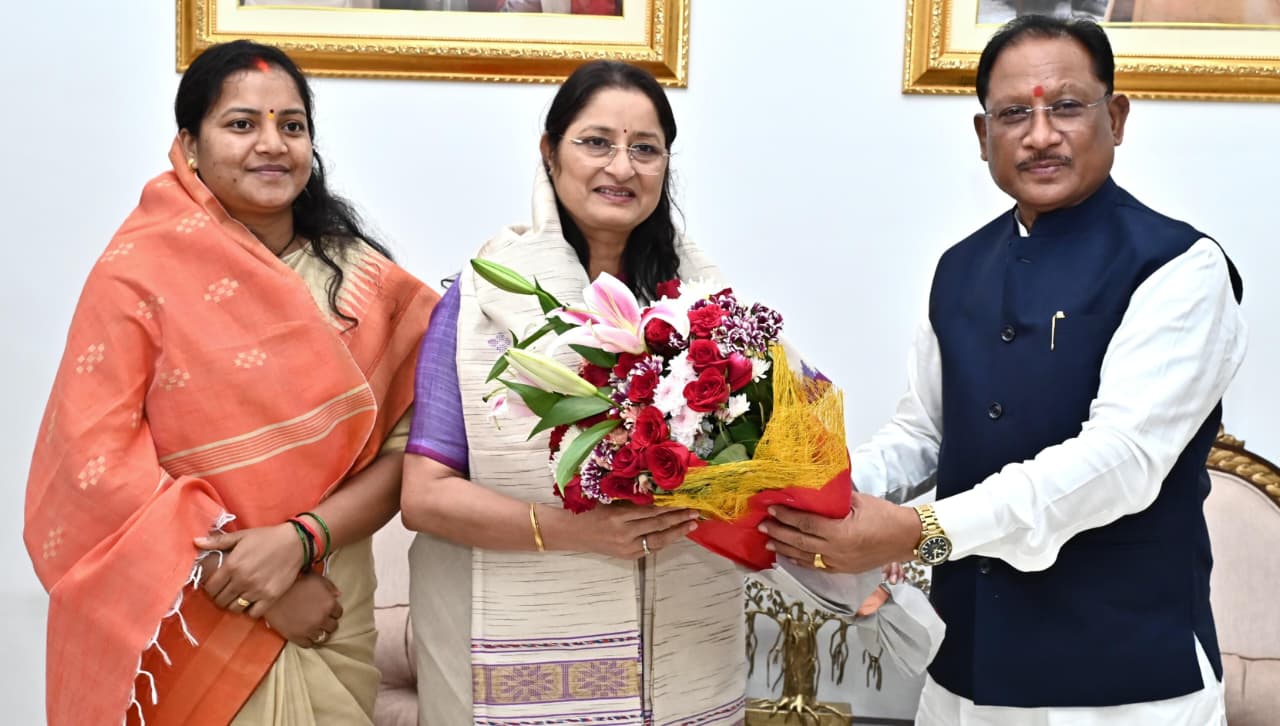 छत्तीसगढ़ : मुख्यमंत्री श्री विष्णु देव साय से केंद्रीय महिला एवं बाल विकास मंत्री श्रीमती अन्नपूर्णा देवी ने की सौजन्य भेंट  