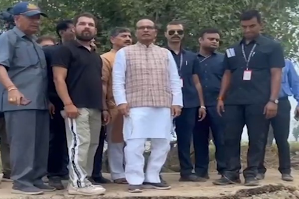 कृषि मंत्री शिवराज सिंह चौहान ने जम्मू के आरएस पुरा में बाढ़ प्रभावित किसानों को सहायता का भरोसा दिया
