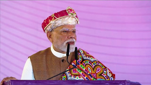 त्योहारों को &lsquo;जीएसटी बचत उत्सव&rsquo; के रूप में मनाएं : प्रधानमंत्री