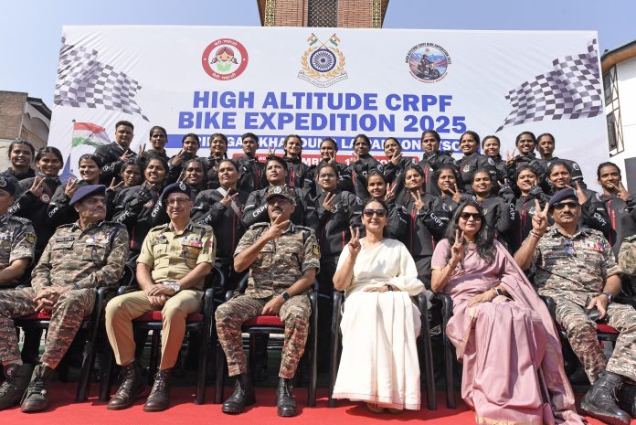सीआरपीएफ के डीजी ने लाल चौक से महिला बाइक अभियान को दिखाई हरी झंडी