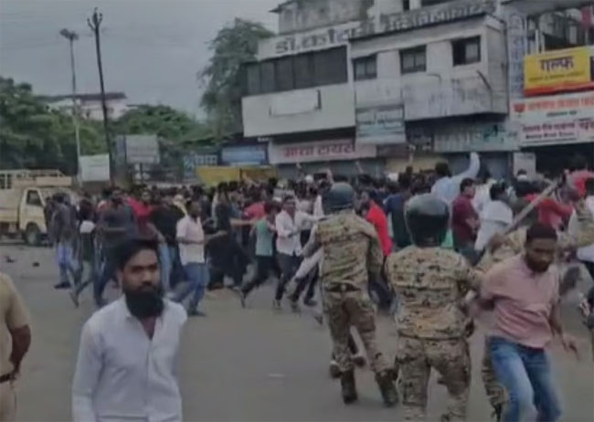 महाराष्ट्र के अहिल्यानगर में धर्मगुरु का नाम हाइवे पर लिखने से तनाव, प्रदर्शनकारियों ने की पत्थरबाजी