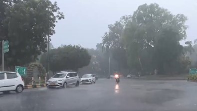 दिल्ली-एनसीआर में झमाझम बारिश, उमस और गर्मी से मिली राहत