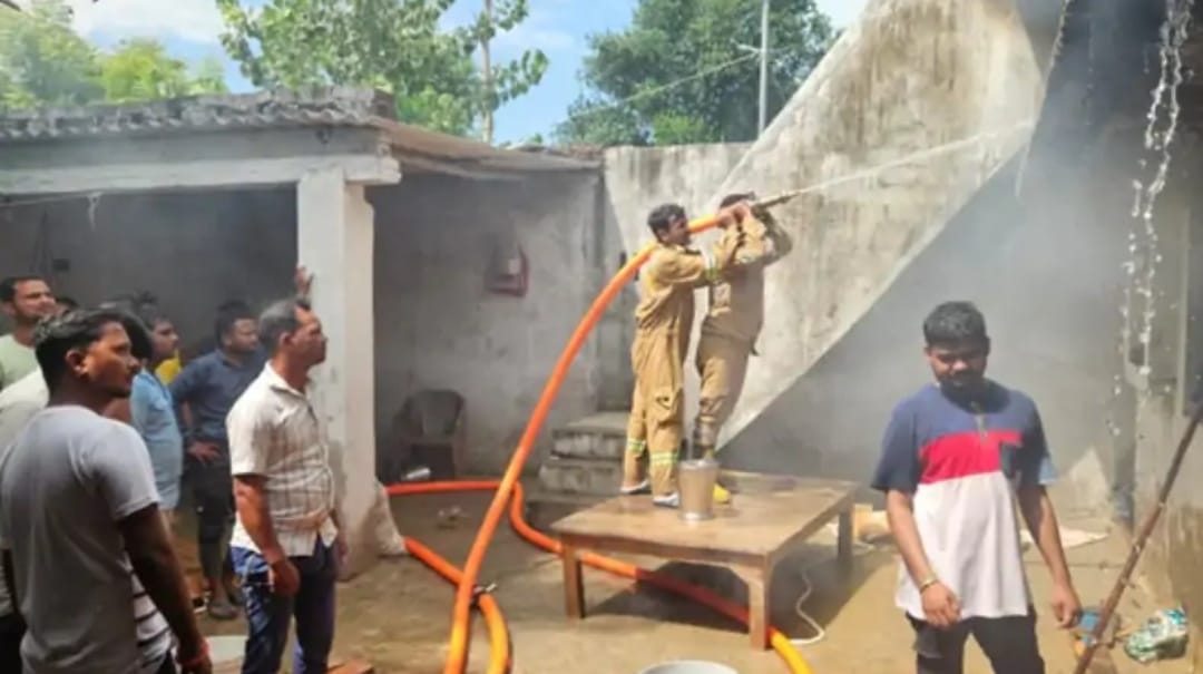 बहराइच में दाे लड़काें की हत्या के बाद किसान ने परिवार संग लगाई आग, छह लाेगाें की माैत, चार मवेशी भी मरे