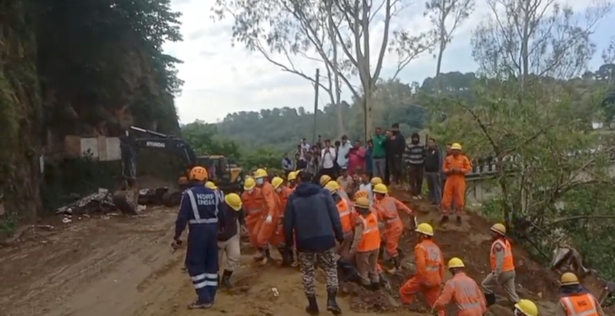हिमाचल प्रदेश के बिलासपुर बस हादसे में कई परिवारों के बुझ गए चिराग, 16 की मौत, दो बच्चे सुरक्षित बचाए