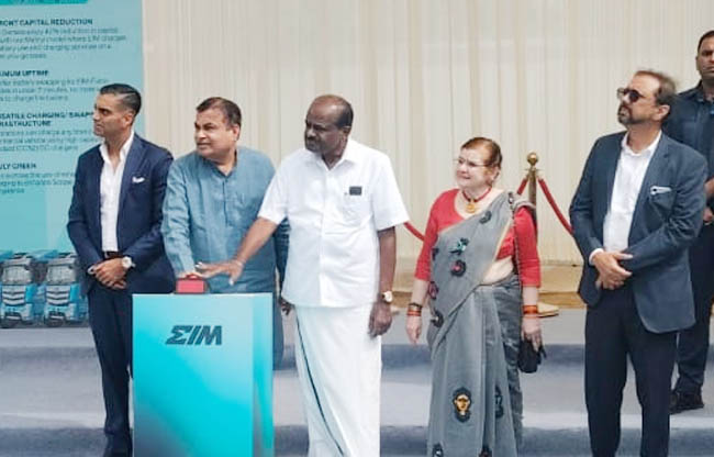 नितिन गडकरी ने किया उत्तर भारत का पहला वाणिज्यिक इलेक्ट्रिक ट्रक बैटरी स्वैपिंग स्टेशन का उद्घाटन