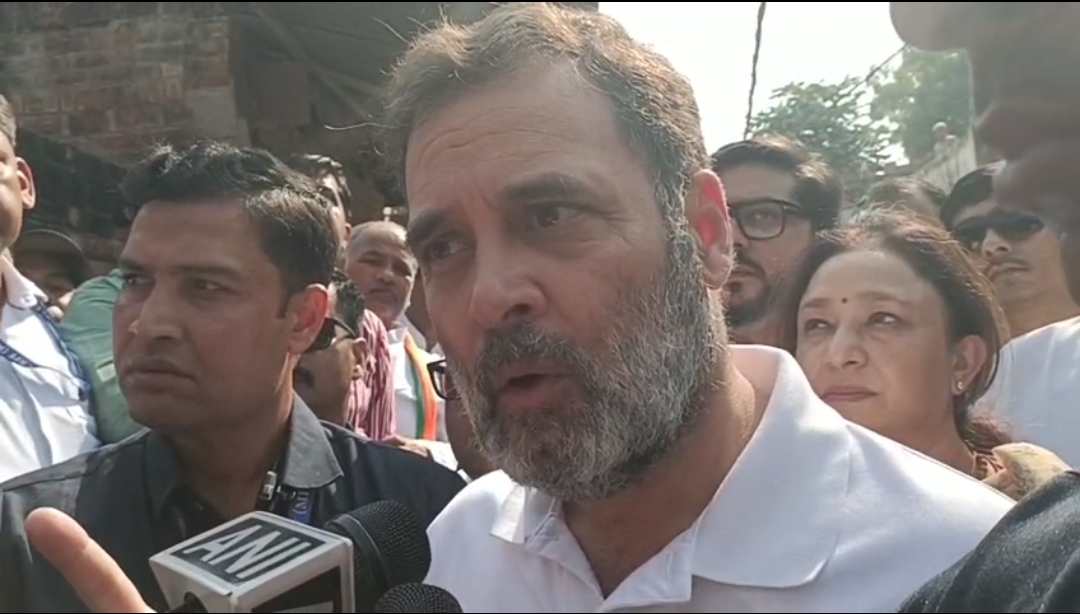   भीड़ की पिटाई से मारे गए हरिओम बाल्मीकि के परिजनों से मिले राहुल गांधी, मदद का दिया भरोसा