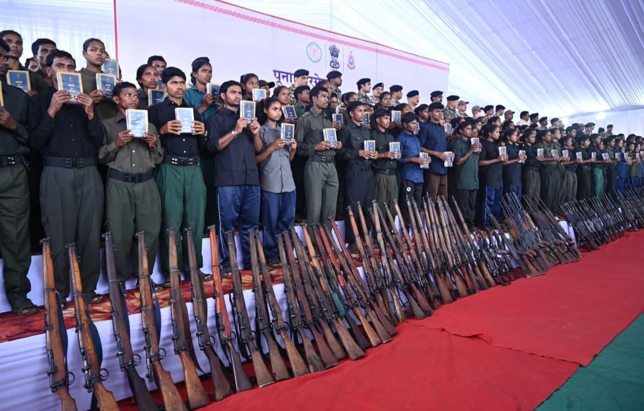 छत्तीसगढ़ के जगदलपुर में 210 इनामी नक्सली कैडर मुख्यधारा में लौटे, 153 हथियार सौंपे