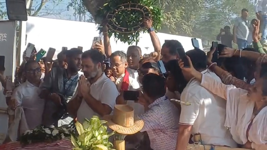 जुबिन गर्ग की समाधि पर राहुल गांधी ने अर्पित की श्रद्धांजलि