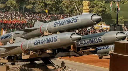  रक्षा मंत्री राजनाथ सिंह और सीएम योगी ने लखनऊ यूनिट से ब्रह्मोस मिसाइल के पहले बैच को दिखाई हरी झंडी