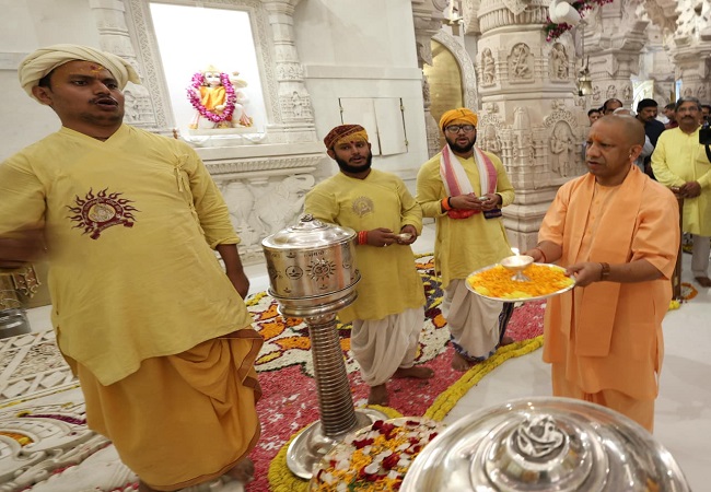 मुख्यमंत्री ने श्रीरामलला की उतारी आरती, प्रदेश की सुख-समृद्धि की कामना की