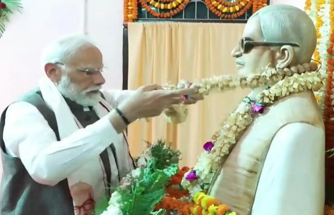 प्रधानमंत्री मोदी ने कर्पूरी ठाकुर के गांव पहुंच कर जननायक को किया नमन