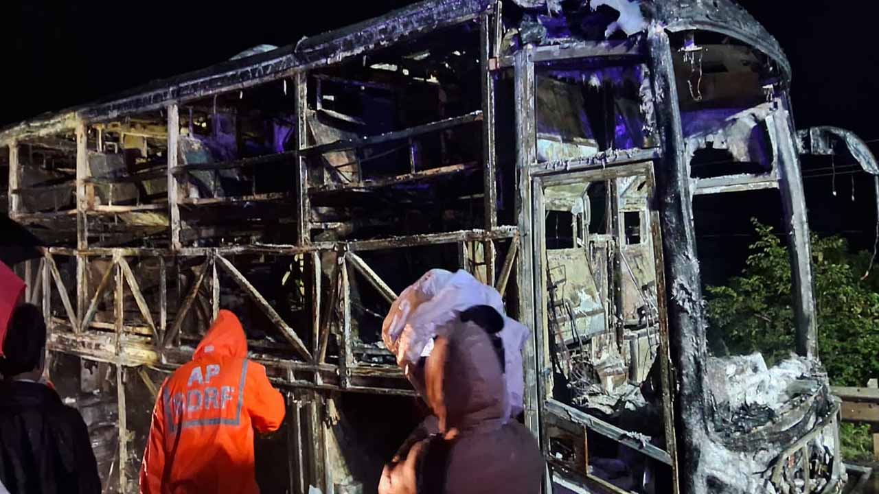  कुरनूल में चलती बस में लगी आग, 20 की माैत व 13 झुलसे