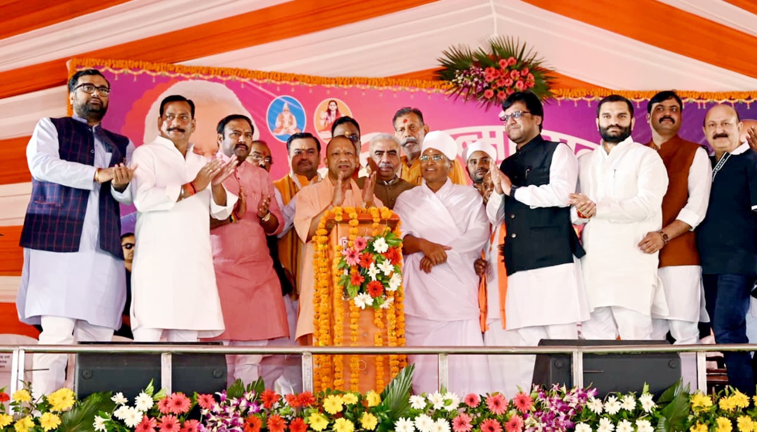 खीरी जिले के मुस्तफाबाद का नाम होगा &lsquo;कबीरधाम&rsquo;, मुख्यमंत्री योगी बोले- हमारी गुलामी का कारण रही छुआछूत