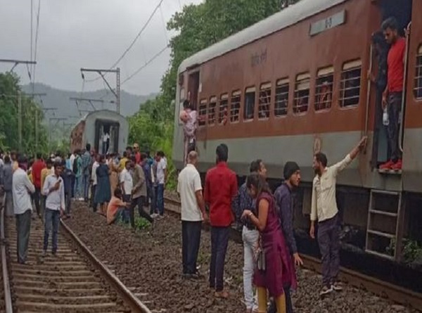 चलती सुपर फास्ट ट्रेन की कपलिंग टूटने से चार काेच हुए अलग, पांच घंटे बाधित रहा मुंबई-हावड़ा रेलमार्ग