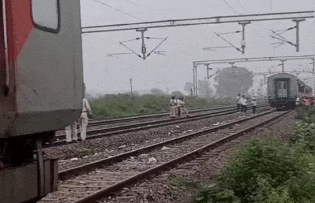 मप्र के सतना जिले में मुंबई-भागलपुर एक्सप्रेस दो हिस्सों में बंटी, कपलिंग टूटने से तीन बोगियां हुईं अलग