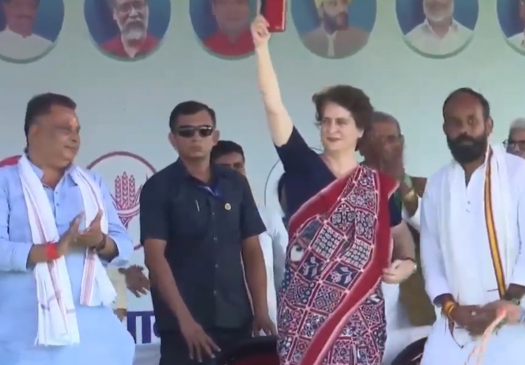 पश्चिम चंपारण में प्रियंका गांधी की रैली में उमड़ा जनसैलाब, प्रियंका ने कहा-बिहार में बदलाव की नई शुरुआत होगी