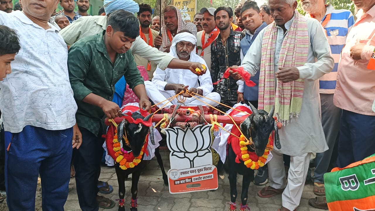 बकरा वाले गाड़ी में बैठ पीएम को देखना पहुंचा प्रशंसक